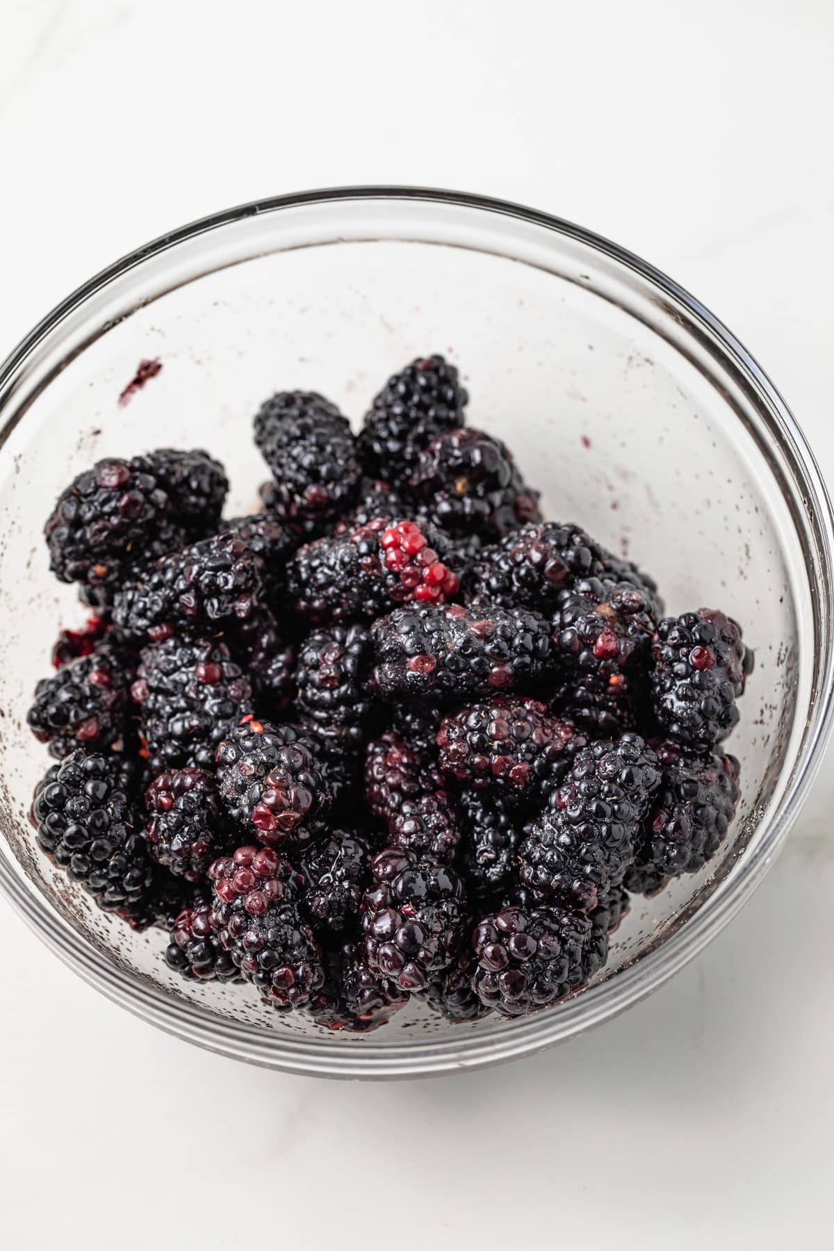 Blackberries in glass bowl.