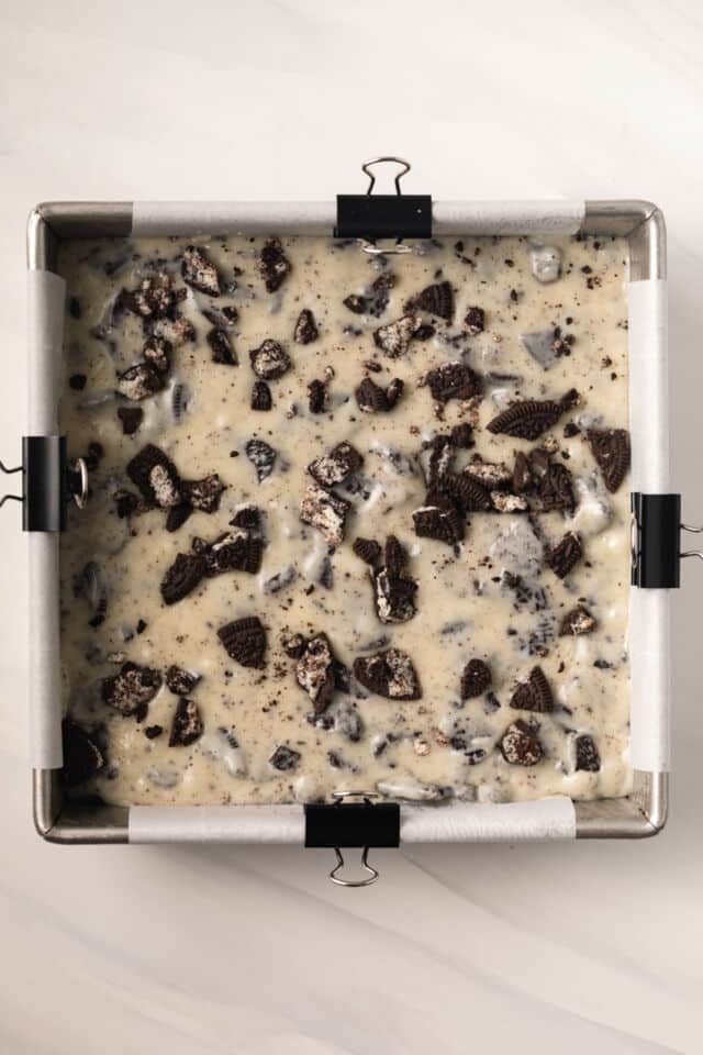 Oreo fudge in baking pan.
